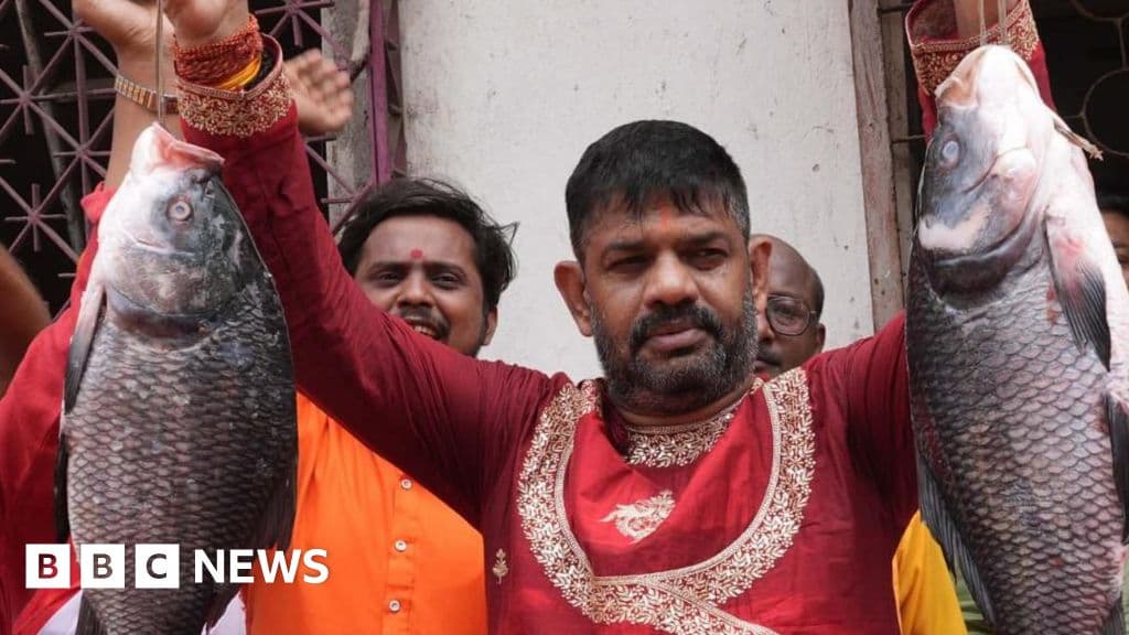 indian-politicians-are-campaigning-while-holding-fish-what-is-going-on