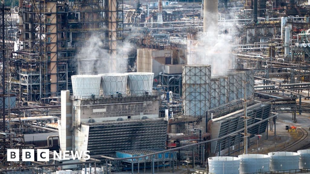 oil-hits-100-a-barrel-for-first-time-since-july-after-us-and-houthi-strikes