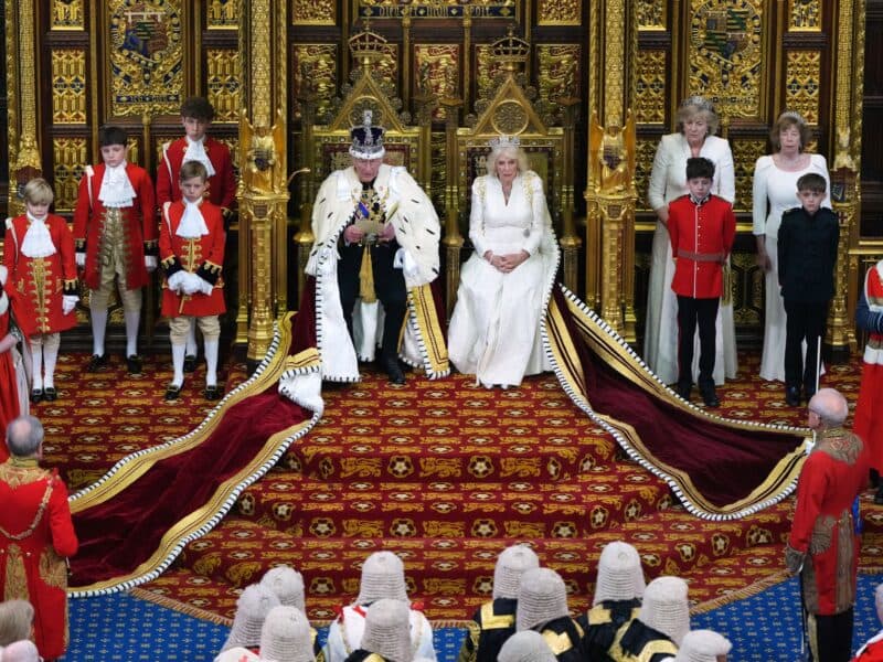 king-opens-parliament-as-starmer-fights-to-hold-power