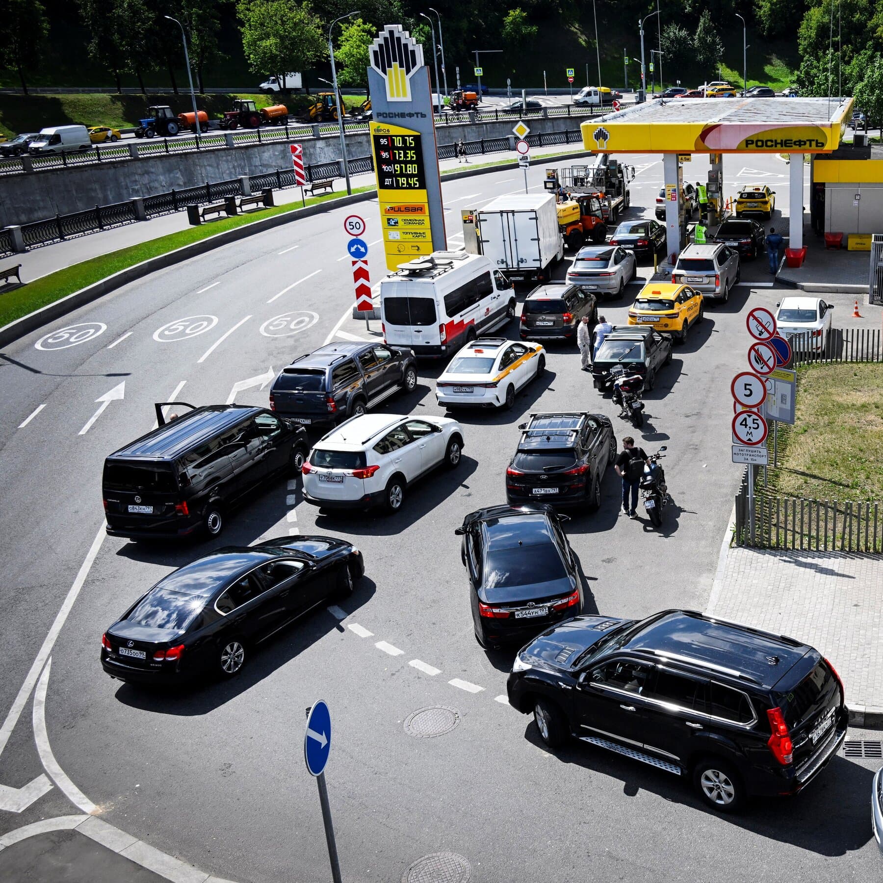 long-lines-for-gas-shatter-the-illusion-of-normalcy-in-wartime-russia
